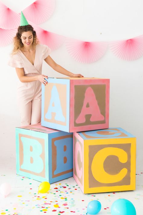 DIY Giant Baby Block Decorations Abc Party Decorations, Diy Letter Blocks For Party, Diy Blocks Decorations, Diy Baby Box Blocks, Diy Baby Blocks Decoration, Baby Blocks Baby Shower Diy, Diy Block Letters, Baby Blocks Decoration, Baby Blocks Diy