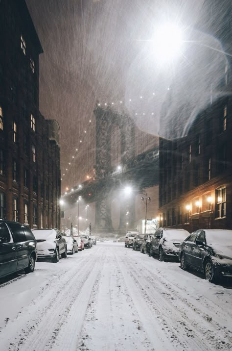 Snow At Night, New York Noel, Dark And Stormy, New York Winter, Dark N Stormy, Winter Szenen, New York Aesthetic, I Love New York, Winter Scenery