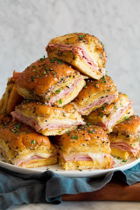 Ham Breakfast Casserole, Sliders Recipes Hawaiian Rolls, Holiday Ham Recipes, Ham Cheese Sliders, Ham Sliders, Savory Ham, Ham And Cheese Sliders, Ham Breakfast, Slider Sandwiches