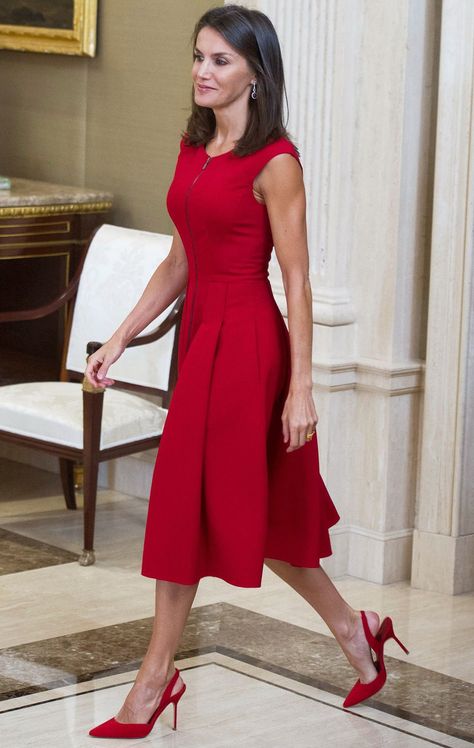 Queen Leticia, Outfits For Spain, Winter Fashion Outfits Casual, Letizia Of Spain, Queen Dress, Queen Letizia, Fashion Attire, Red Prom Dress, Classy Women