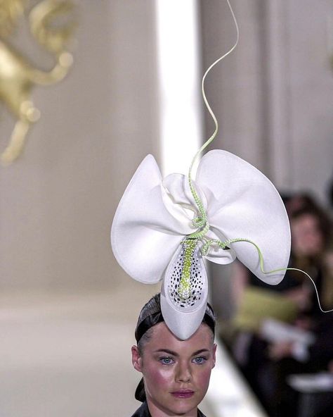 Philip Treacy | Repost• @firstviewphoto @philiptreacy haute couture spring summer 2000 @philiptreacyarchive @parisfashionweek 📷 #firstviewphoto… | Instagram Philip Treacy Hats, Philip Treacy, Instagram Repost, Mad Hatter, Inspiration Style, Beauty Inspiration, Fascinator, Paris Fashion Week, Fashion Show