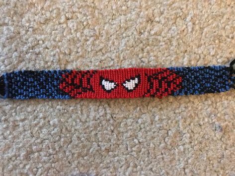 Marvel Jewelry, Spiderman Gifts, Spiderman Theme, Diy Leather Bracelet, Knit Bracelet, Friendship Bracelets Designs, Bracelet Craft Diy, Thread Bracelets, Alpha Pattern