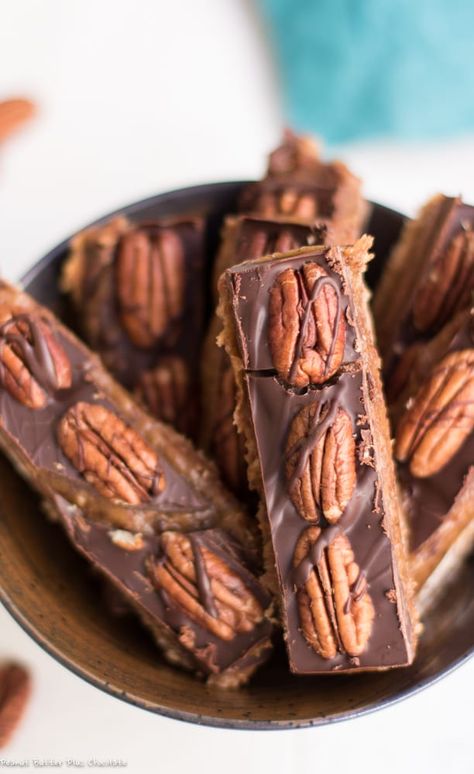 Healthy pecan chocolate turtle bars! A fun and healthier twist on a classic treat. Pecan Bar, Turtle Dessert, Turtle Candy, Turtle Bars, Chocolate Turtle, Pecan Chocolate, Date Caramel, Caramel Ingredients, Healthy Candy