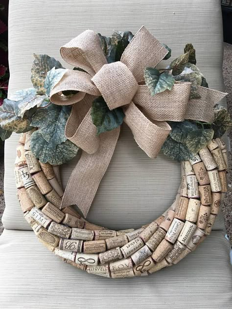 Cork Wreath Diy, Wine Cork Diy Projects, Wine Cork Crafts Christmas, Cork Diy Projects, Cork Crafts Christmas, Wine Cork Ideas, Wine Cork Wreath, Cork Wreath, Wine Cork Diy Crafts