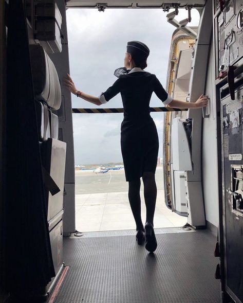 Flight Attendant Humor, Become A Flight Attendant, Stewardess Uniform, Flight Attendant Fashion, Airplane Photography, Flight Attendant Life, Vision Board Pictures, Dream Vision Board, Fly Girl