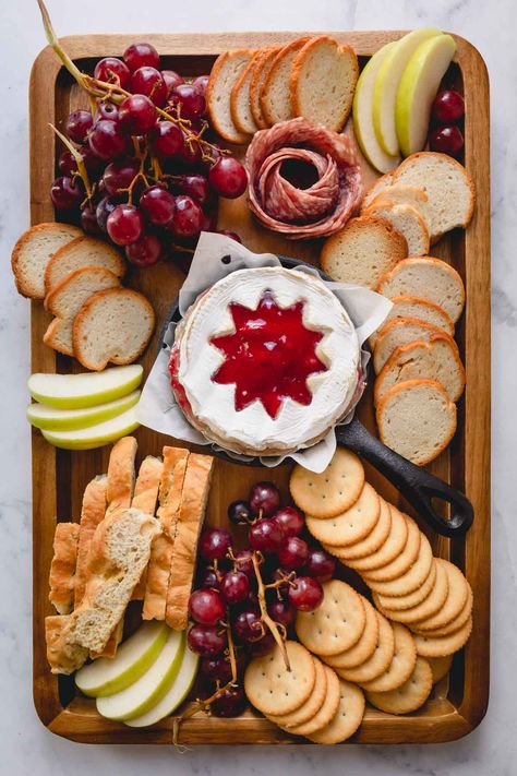 Christmas Charcuterie Board With Brie, Pampered Chef Baked Brie, Baked Brie On Charcuterie Board, Charcuterie Board Baked Brie, Baked Brie Board Ideas, Baked Brie Platter, Charcuterie Board With Baked Brie, Brie Cheese Platter, Charcuterie With Brie