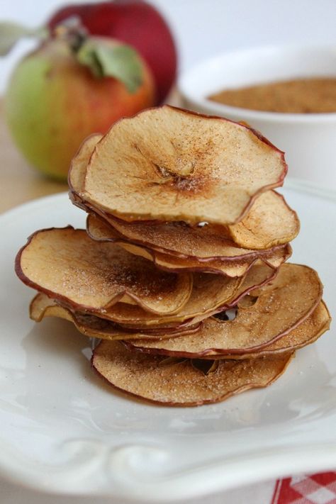 Baked Apple Chips are easy, healthy and so delicious! Made two ways with different types of sugars. Funky Recipes, Baked Apple Chips, Baked Apple Dessert, Cinnamon Apple Chips, Apple Chips Baked, Fruit Chips, Kids Foods, Apple Chips, Apple Dessert Recipes