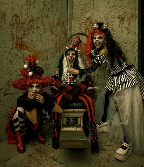 Creepy Clown Girl, Haunted House Outfit, Scary Carnival, Haunted Carnival, Creepy Clowns, Creepy Carnival, Killer Clown, Creepy Costumes, Dark Circus