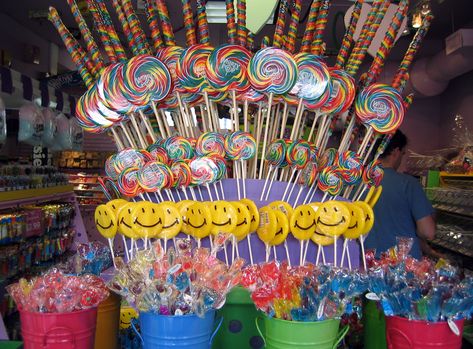 Lollipop Display Ideas, Candy Store Design, Candy Store Display, Lollipop Display, Candy Stores, Candy Centerpieces, Candyland Party, Candy Recipes Homemade, Kids Party Food