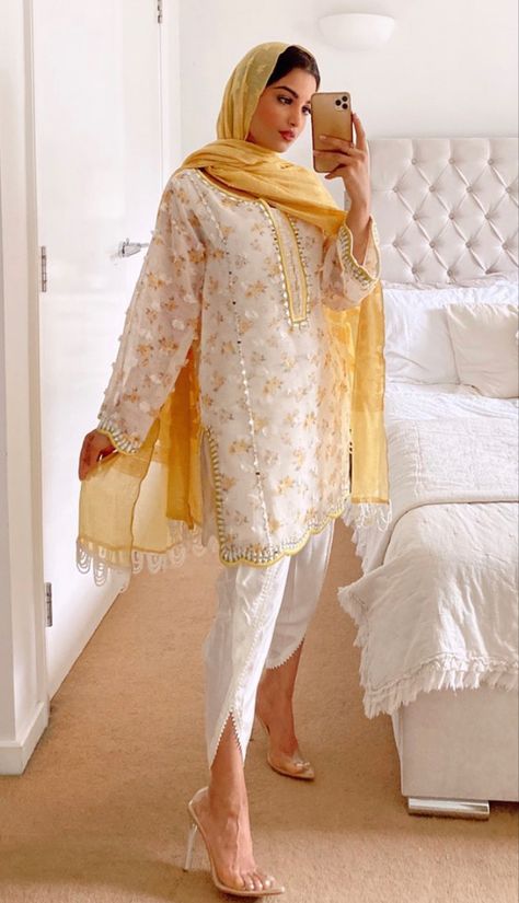 Pakistani Suits Party Wear With Hijab, Hijabi Kurti Outfit, Hijabi Desi Wedding Outfits, Pakistani Suits With Hijab, Hijab With Pakistani Outfit, How To Carry Dupatta On Suit, Hijab Pakistani Outfit, Pakistani Casual Suits, Pakistani Outfits Casual