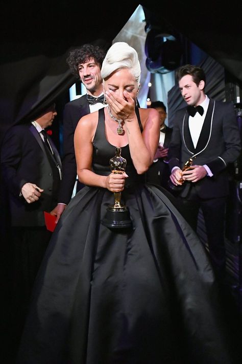 imagine telling her that in 10 years she'll have 9 grammys and be an oscar winner.. lady gaga is a living legend. pic.twitter.com/Tnyt5gnoYC Oscar Night, Principe William, I Have A Boyfriend, Academy Award Winners, Oscar Winners, Bradley Cooper, A Star Is Born, Iconic Photos, Tuxedos