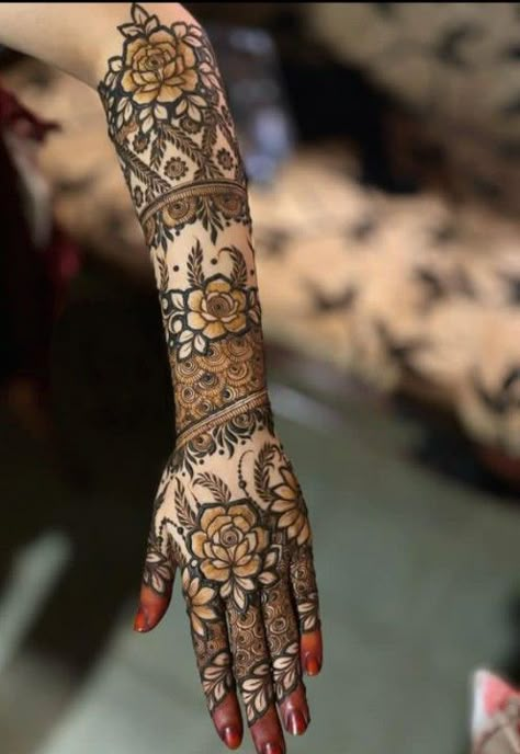 Mehndi Designs Back Hand, Mehndi Designs Back, Mehandi Design For Hand, Mehendi Bridal, New Henna Designs, Mehendi Night, Beautiful Simple Mehndi Design, Short Mehndi Design, Khafif Mehndi