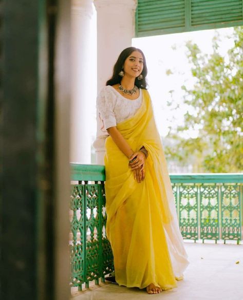 Saree Ideas For Haldi, Blouse Ideas For Cotton Saree, Simple Saree Look For Pooja, Pujo Saree Look, Yellow Saree With White Blouse, Yellow And White Saree, Saree For College Function, Haldi Saree Look, Pujo Look