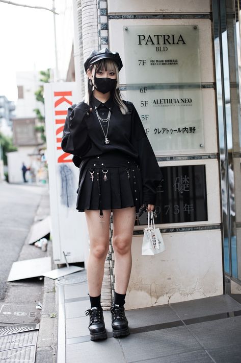 Japanese Punk Fashion, Alt Girl Style, Goth Aesthetic Outfit, Japanese Goth, Japanese Alternative Fashion, Japanese Punk, Parisian Outfits, Japan Fashion Street, Harajuku Fashion Street