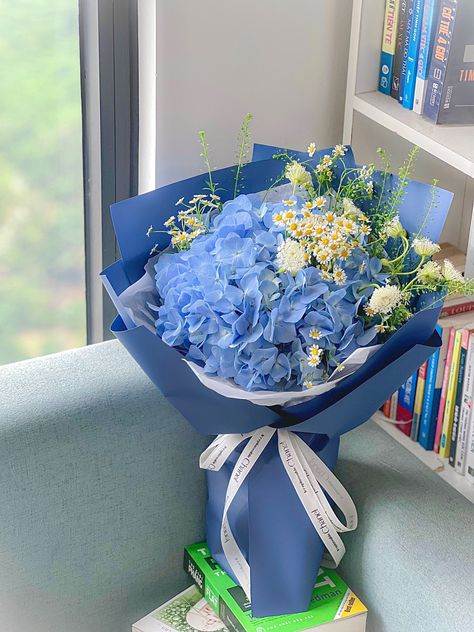 Blue Hydrangea Bouquet, Diy Bouquet Wrap, Flower Bouquet Diy, Hydrangea Bouquet, Bouquet Gift, Flower Gift Ideas, Bouquet Wrap, Flowers Bouquet Gift, Bride Flowers