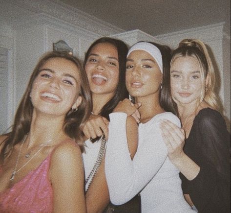 4 Musketeers, Friends Vibe, 4 Friends, Fotografi Iphone, Shotting Photo, Best Friend Photoshoot, Taylor Hill, Best Friend Photos, Cute Friend Pictures