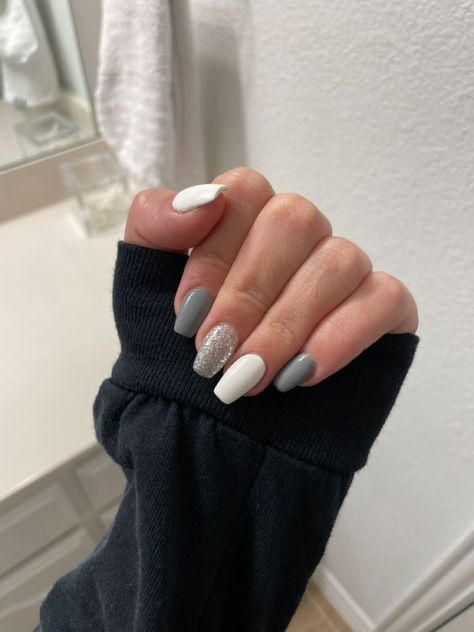 Light Gray Sparkle Nails, Winter Nails Gray And White, Gray White Glitter Nails, Grey White Silver Nails, Grey White And Silver Nails, Acrylic Nails Grey And White, White Silver Nails Short, Gray White Nail Designs, Winter Nails Grey And White