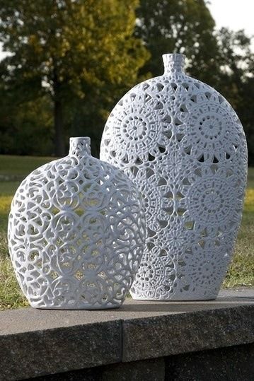 via Pinterest Crochet Vase, Doily Art, Doilies Crafts, Church Decorations, Lace Crafts, Table Wedding, Glass Bottle Crafts, Head Table, Bunny Crafts