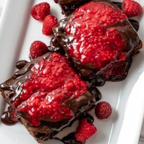 These fudgy Brownies with Raspberry Sauce and Chocolate Ganache are amazing! They are super chocolaty, light, and fluffy with a cake-like texture and topped with a fresh raspberry sauce and smooth, creamy chocolate ganache. Recipe at https://zonacooks.com/brownies-with-raspberry-sauce-and-chocolate-ganache/ Brownie With Raspberry, Brownies With Raspberry Sauce, Brownie Raspberry Dessert, Chocolate Ganache Cake With Raspberries, Raspberry Ganache, Raspberry Sauce, Dinner For Two, Fudgy Brownies, Creamy Chocolate