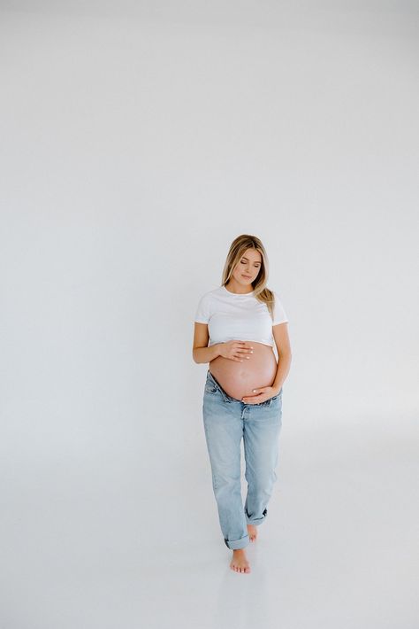 Jeans White Shirt Maternity Shoot, Maternity Photoshoot Outfits Studio, White Tshirt Maternity Photos, Open Jeans Maternity Shoot, Maternity Shoot With Jeans, Jeans And White Shirt Maternity Shoot, Outdoor Maternity Pictures, Prego Pics, White Top Jeans