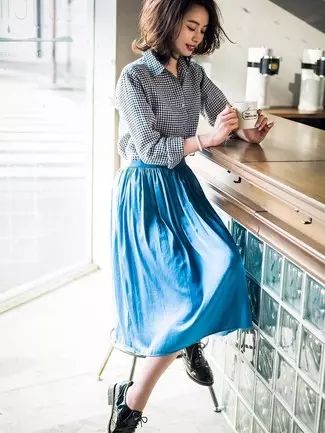 Black Oxford Shoes with Midi Skirt Outfits (9 ideas & outfits) | Lookastic Oxford Shoes Outfit Women's, Oxfords Outfit, Oxford Shoes Outfit, Black Oxford Shoes, Black Leather Oxfords, Midi Skirt Outfit, Leather Oxford Shoes, Women Oxford Shoes, Dressy Outfits