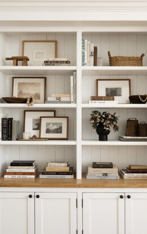 Bookshelf Styling With Pictures, Crate And Barrel Decor Ideas, Home Office Book Shelf Ideas, Office Shelves Decor, Book Case Styling, Winter Home Exterior, Built In Shelf Decor, Bookshelf Styling Living Room, Hostel Room Makeover