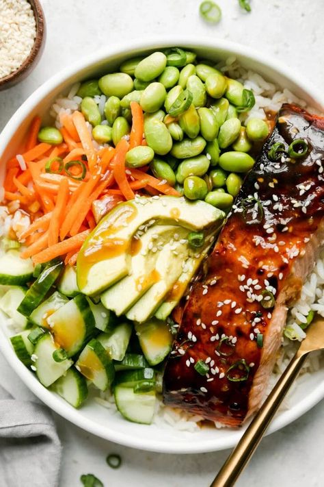 Feeling less than inspired but want a meal that's satisfying and won't leave you feeling weighed down? Enter the Teriyaki Salmon Bowl. A complete meal in a bowl that's ready in just 30 minutes. Quick and easy dinner recipe that's so delicious. Salmon Bowl Easy, Reset Meals, Teriyaki Salmon Bowl, Meal Bowls, Meal In A Bowl, Lean Recipes, Salmon Bowls, Teriyaki Bowl, Recipe Salmon