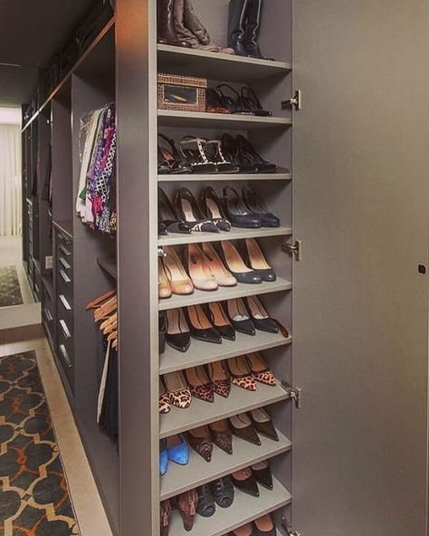 Bedroom Closet Storage, Walking Closet, Walk In Closet Design, Closet Aesthetic, Tiny Bedrooms, Diy Wardrobe, Closet Layout, Wardrobe Room, Closet Remodel