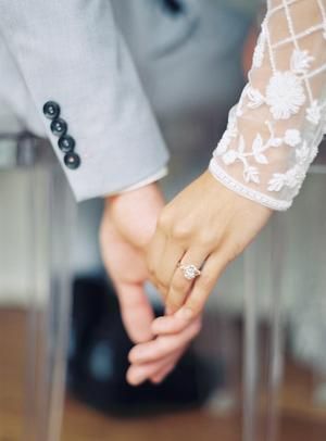 Photography Checklist, Wedding Photography Checklist, Wedding Dresses Cinderella, Muslim Couple Photography, Modern Minimalist Wedding, Wedding Couple Poses Photography, Cute Muslim Couples, Wedding Couple Poses, Wedding Photos Poses