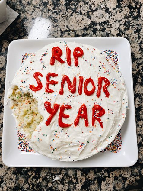 Senior Year Planning, Cakes Creative, Cakes Pretty, Senior Year Things, Senior Year Fun, Ugly Cakes, Senior Year Of High School, Graduation Party Planning, Funny Birthday Cakes