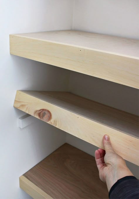 Koti Diy, Closet Organized, Plywood Shelves, Desain Pantry, Bookshelves Diy, Estantes Flotantes, Diy Shelves, Linen Closet, Home Design Decor