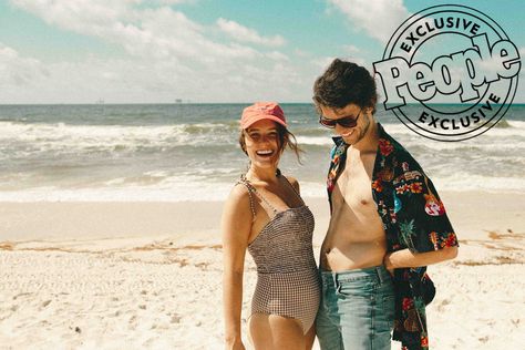 Bump <em>Dynasty</em>! John Luke Robertson and Pregnant Wife Recreate His Parents' Vintage Beach Photo Picture At The Beach, John Luke Robertson, Mary Kate Robertson, Korie Robertson, Willie Robertson, Vintage Beach Photos, Kate Baby, John Luke, Robertson Family