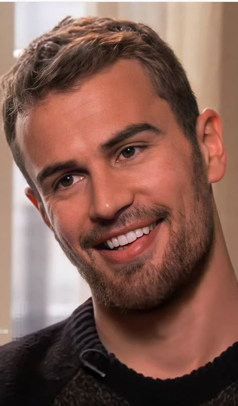 Theo James Smile, Theo James Wallpaper Aesthetic, Divergent Theo James, Film Man, Peter James, Spencer Family, Smiling Man, James 3, Theo James