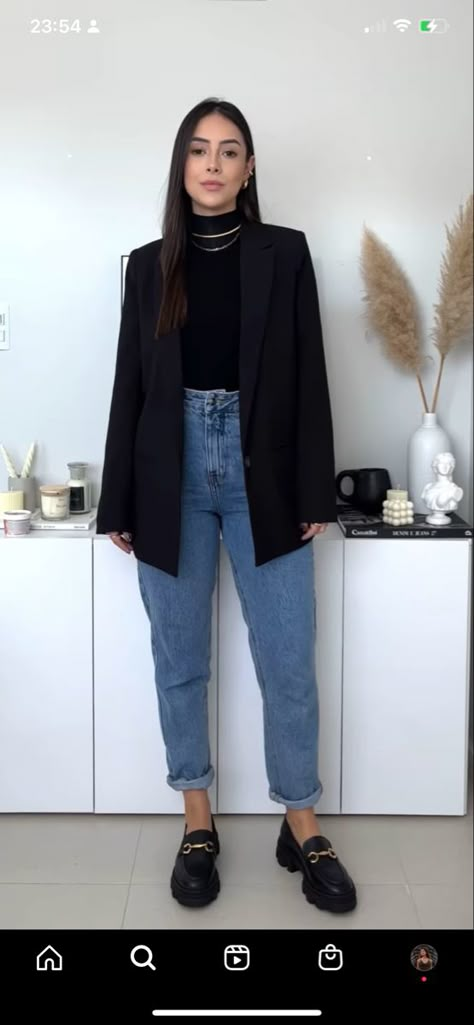 Black Brogues Outfit Women, Mom Jeans Business Casual, Tailor Outfit Women, 30 Yo Woman Outfit, Polished Edgy Style, Combat Boots Work Outfit Winter, Light Blue Jeans Work Outfit, Dr Martens Outfit Work, Work Outfits With Doc Martens