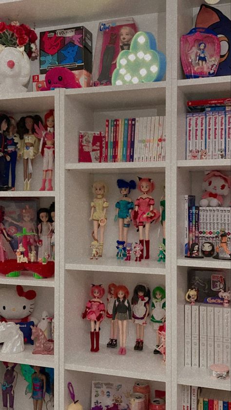 Tokyo Mew Mew Dolls by Giochi Preziosi Doll Shelves Display, Doll Display Ideas Shelves, Doll Shelf Display, Doll Display Ideas, Doll Collection Display, Collectors Room Ideas, Pink Shelf, Doll Shelf, Pink Shelves