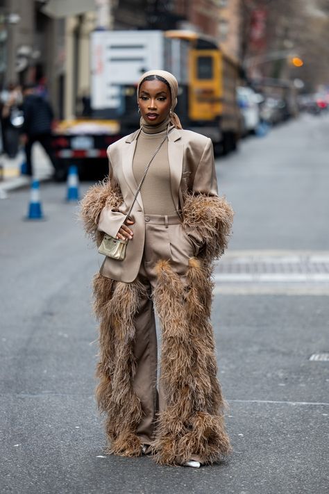 NYFW Street Style: Monochromes, Brights, & Bold Details Photoshoot Fashion Ideas, Nyfw Street Style 2024, Winter Outfits Aesthetic Vintage, Street Style Black Women, New York Fashion Week Outfits, Recreation Outfits, Gamine Essence, Elegant Street Style, Sophisticated Streetwear