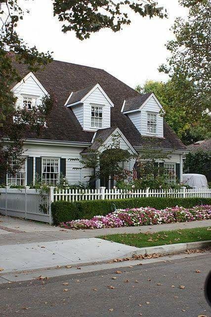 The front of the house that was used in Scarecrow and Mrs. King. House American Style, Front Fence, White Fence, Front Yard Fence, Cape Cod House, Casas Coloniales, White Picket Fence, Romantic Homes, Picket Fence