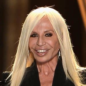 Women’s Fashion Creations by Donatella Versace Donatella Versace Young, Versace Donatella, Gianni And Donatella Versace, Versace Owner, Luxury Lifestyle Women, Elsa Schiaparelli, Date Dresses, Donatella Versace, Famous Stars