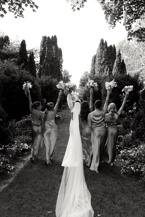 Bridesmaid Wedding Photos Wedding Party Photos Small Group, Wedding Photoshoot With Bridesmaid, Wedding Day Inspo Pictures, Wedding Ceremony Bridal Party, Cool Bridesmaids Photos, Bridesmaid Party Photos, Wedding Photo Ideas Parents, Professional Wedding Photos, Wedding Photos At Alter