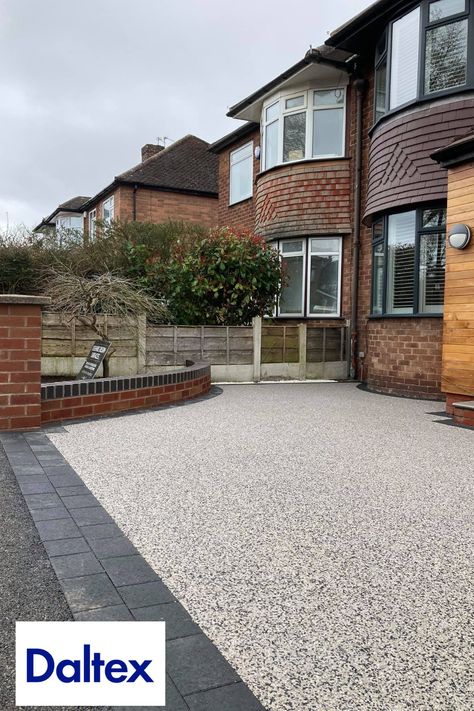 White Stone Driveway Ideas, Low Maintenance Driveway, Resin Driveway Ideas Uk, Stone Driveway Ideas, Driveway Ideas Uk, Resin Driveway Ideas, Driveway Inspiration, Front Driveway Ideas, Parking Ideas