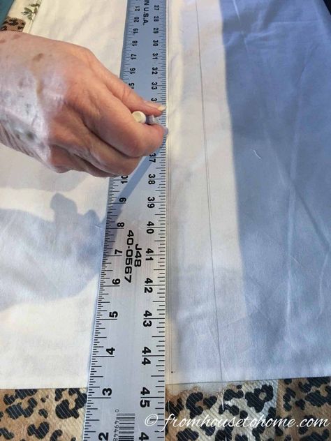 Draw lines across the lining where the dowel gussets will be sewn Home Decor Sewing Projects, Make Roman Shades, Decor Sewing Projects, Window Coverings Diy, Roman Blinds Diy, Diy Window Shades, Roman Shade Tutorial, Sewing Piping, T Square