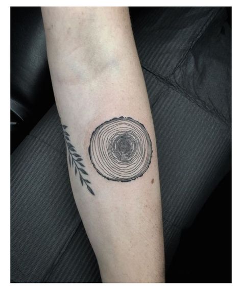 Eco Tattoo Ideas, Earth Tone Tattoo, Tree Circle Tattoo, Nature Elbow Tattoo, Tree Rings Tattoo, Wood Rings Tattoo, Agate Tattoo, Granola Tattoo Ideas, Eco Tattoo