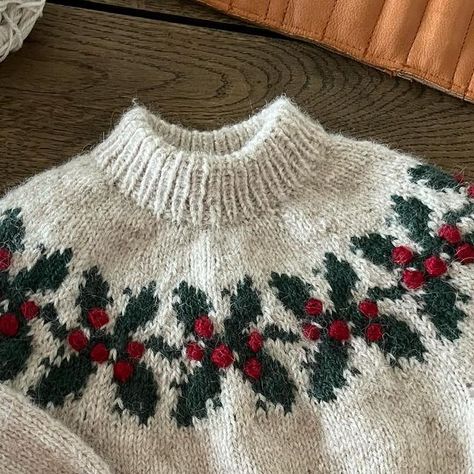 Holly Knitting Chart, Knitted Christmas Sweaters, Knitting Christmas Sweater, Cute Christmas Sweaters, Christmas Sweater Knit, Knit Christmas Sweater, Knitting For Olive, Cute Christmas Sweater, Knitted Wit