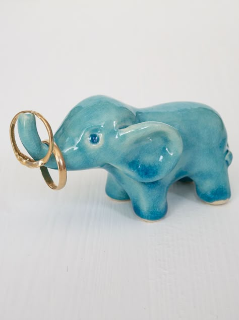 Elephant Ceramics Pottery, Easy Ceramic Sculpture Ideas, Air Dry Clay Elephant, Sculpture Art Clay Inspiration, Cool Ceramics Projects, Elephant Clay, Ceramic Art Studio, Clay Elephant, Elephant Pottery