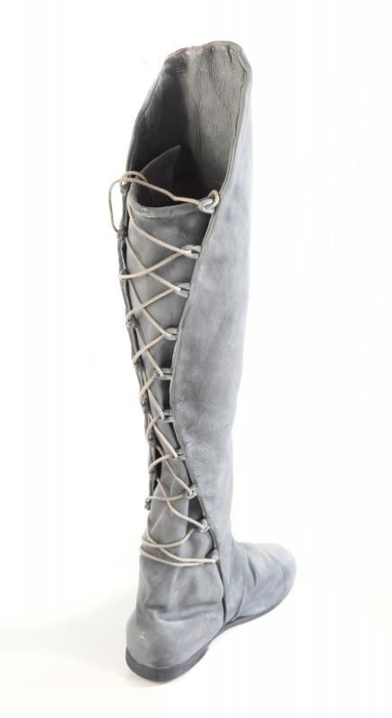 Arwen boots.  Anyone know where you can purchase Arwen boots like these?  I can't even find them online. Diy Leather Armor, Elven Shoes, Arwen Costume, Fantasy Boots, Wrap Boots, Fantasy Costumes, Flat Boots, Fantasy Clothing, Fantasy Fashion