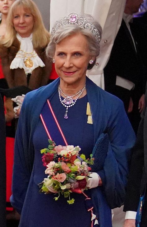 A Glamorous Diamond and Pink Topaz Tiara for the Duchess of Gloucester at the Guildhall Topaz Tiara, Strathmore Rose Tiara, Duchess Of Gloucester, Royal Jewellery, Blue Evening Gowns, Hm The Queen, Queen Camilla, Royal Tiaras, Royal Clothing