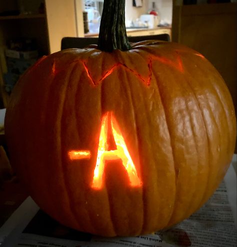 pumpkin carving inspo pretty little liars pll Pll Autumn Aesthetic, Pretty Little Liars Autumn, Tumblr Fall Aesthetic, Pll Fall Aesthetic, Liar Aesthetic, Pretty Little Liars Halloween, Halloween 2000s, Pumpkin Carving Inspo, Honey Biscuits