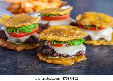 Tostones Burger, Pernil Dominicano, Plantain Burger, Panini Hamburger, Plantain Recipes, Haitian Food, Boricua Recipes, Dominican Food, Haitian Food Recipes