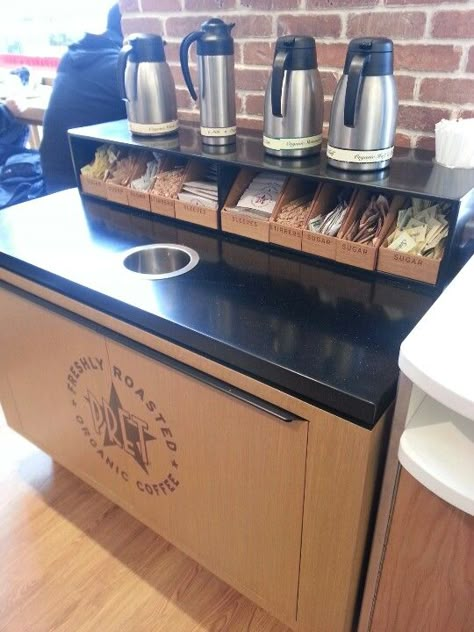 Condiment table Coffee Bar Wedding, Cafeteria Design, Cafe Display, Coffee Counter, Coffee Bar Design, Decoration Restaurant, Bagel Shop, Coffee Stands, Stand Ideas