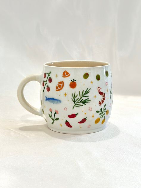 Ceramic Mug Art Ideas, Hand Painted Pottery Mug, Vintage Pottery Painting, Cottagecore Pottery Painting, Diy Pottery Painting Designs, Hand Painted Pottery Vase, Diy Painted Ceramics, Mug Painting Aesthetic, Clay Mug Painting Ideas